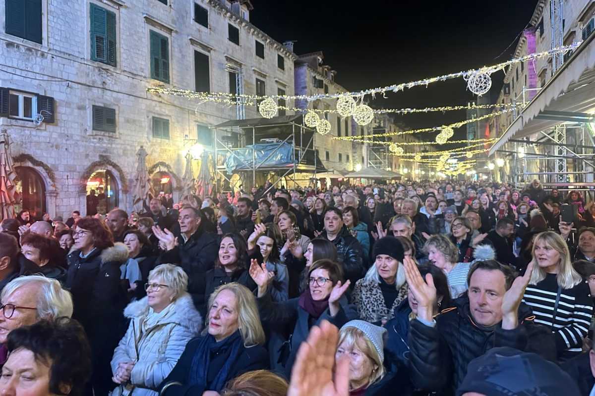 ZADRANI ODUŠEVILI DUBROVČANE: Jugo rastjeralo oblake, a klapa Intrade zapjevala na Stradunu Publika na koncertu klape Intrade u Dubrovniku / Foto: Fenix (SIM)