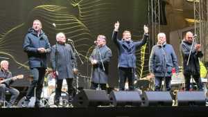 ZADRANI ODUŠEVILI DUBROVČANE: Jugo rastjeralo oblake, a klapa Intrade zapjevala na Stradunu Klapa Intrade u Dubrovniku / Foto: Fenix (SIM)