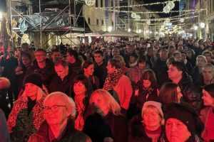ZADRANI ODUŠEVILI DUBROVČANE: Jugo rastjeralo oblake, a klapa Intrade zapjevala na Stradunu Klapa Intrade u Dubrovniku / Foto: Fenix (SIM)