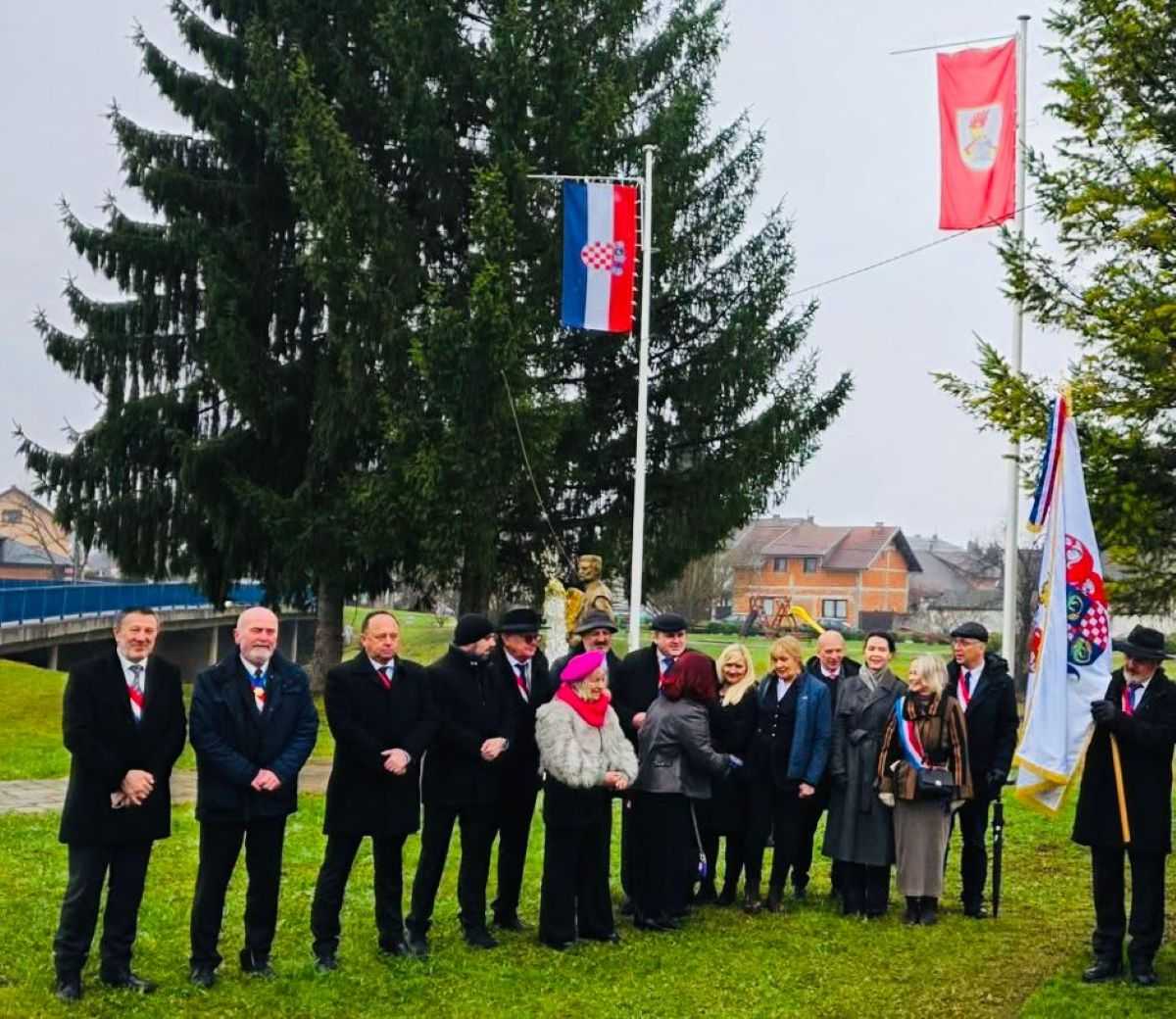 OŠTARIJE: Otkriven spomenik kralju Tomislavu u čast 1100. obljetnice Hrvatskoga Kraljevstva OŠTARIJE: Otkriven spomenik kralju Tomislavu u čast 1100. obljetnice Hrvatskoga Kraljevstva