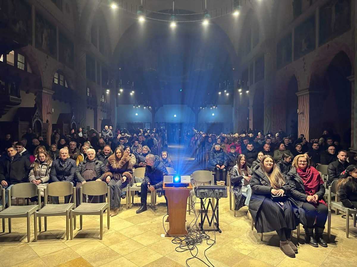 FILM „DIVA“ ODUŠEVIO PUBLIKU U AUGSBURGU: Skupina iz kraja Dive Grabovčeve pojavila se u tradicionalnim narodnim nošnjama