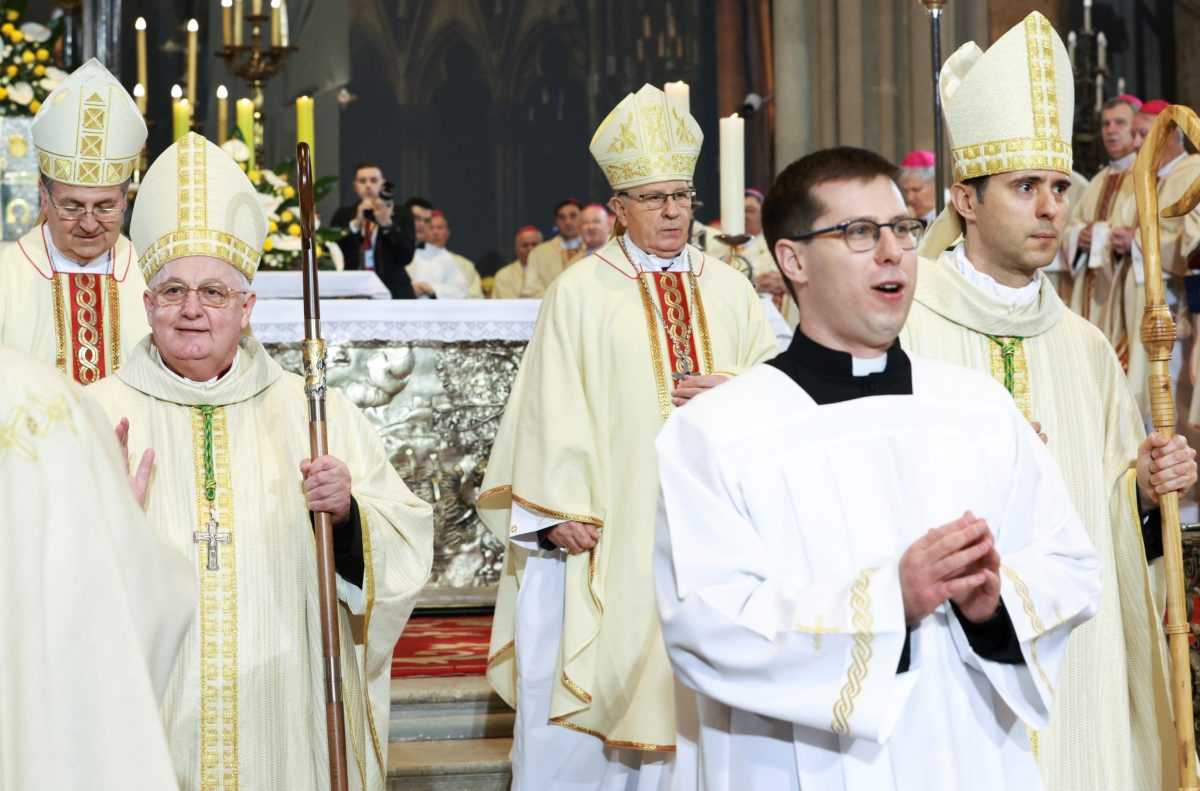 Ređenje pomoćnih biskupa Zagrebačke nadbiskupije Marka Kovača i Vlade Razuma / Foto: Hina