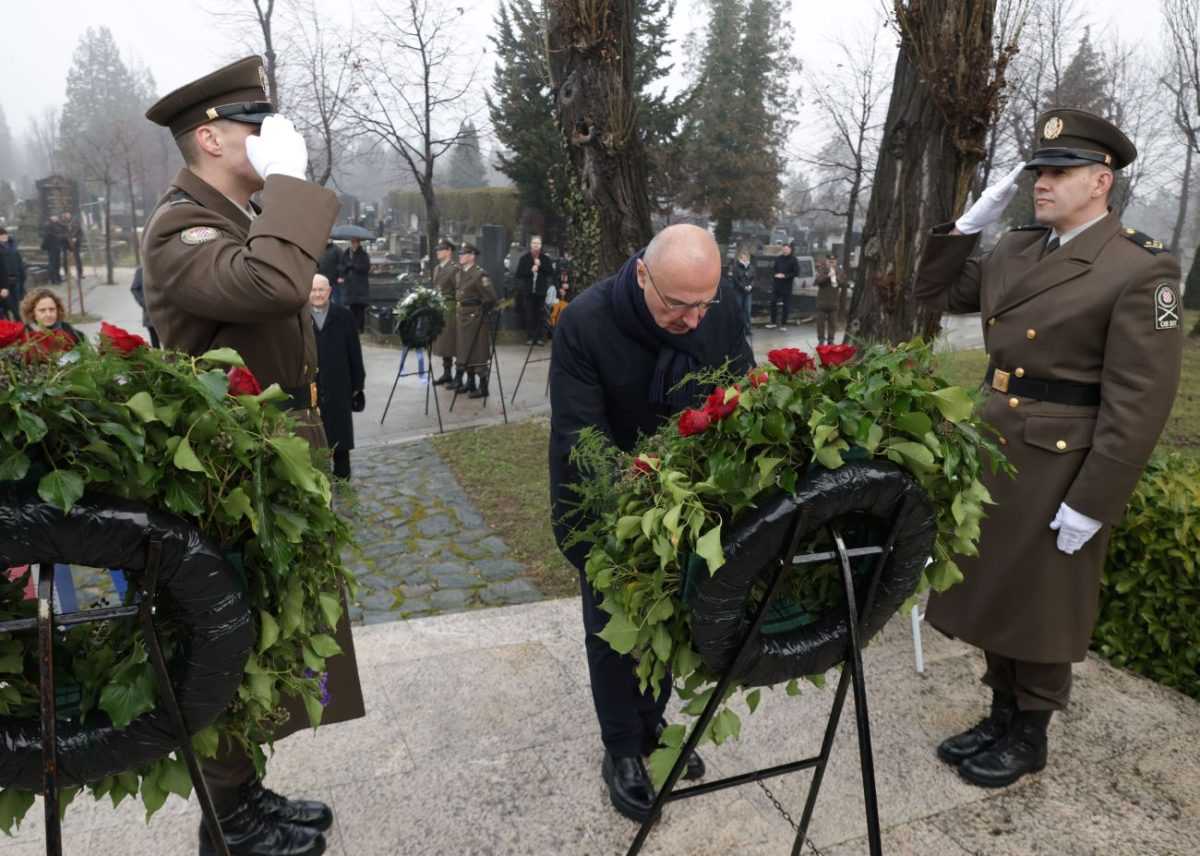 U POVODU SJEĆANJA NA ŽRTVE HOLOKAUSTA: Vijenci izaslanstava Vlade i Sabora ispred skulpture Mojsija