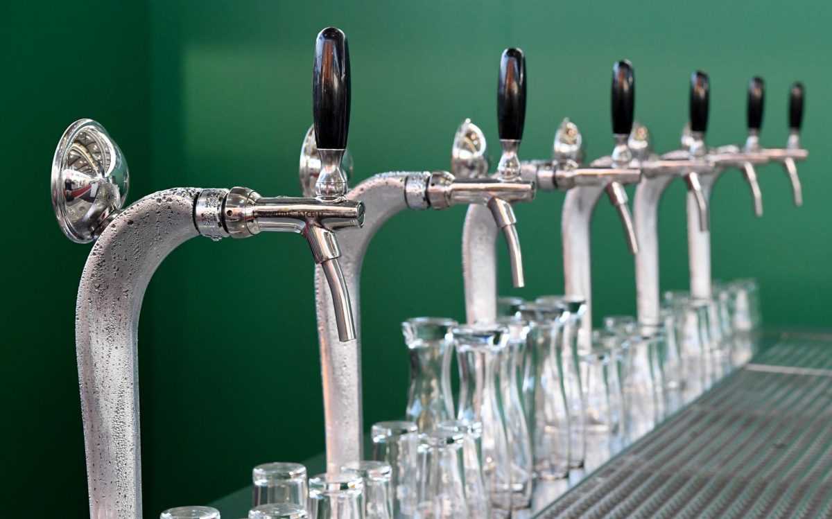 Točionik piva / Foto: Carsten Rehder/dpa