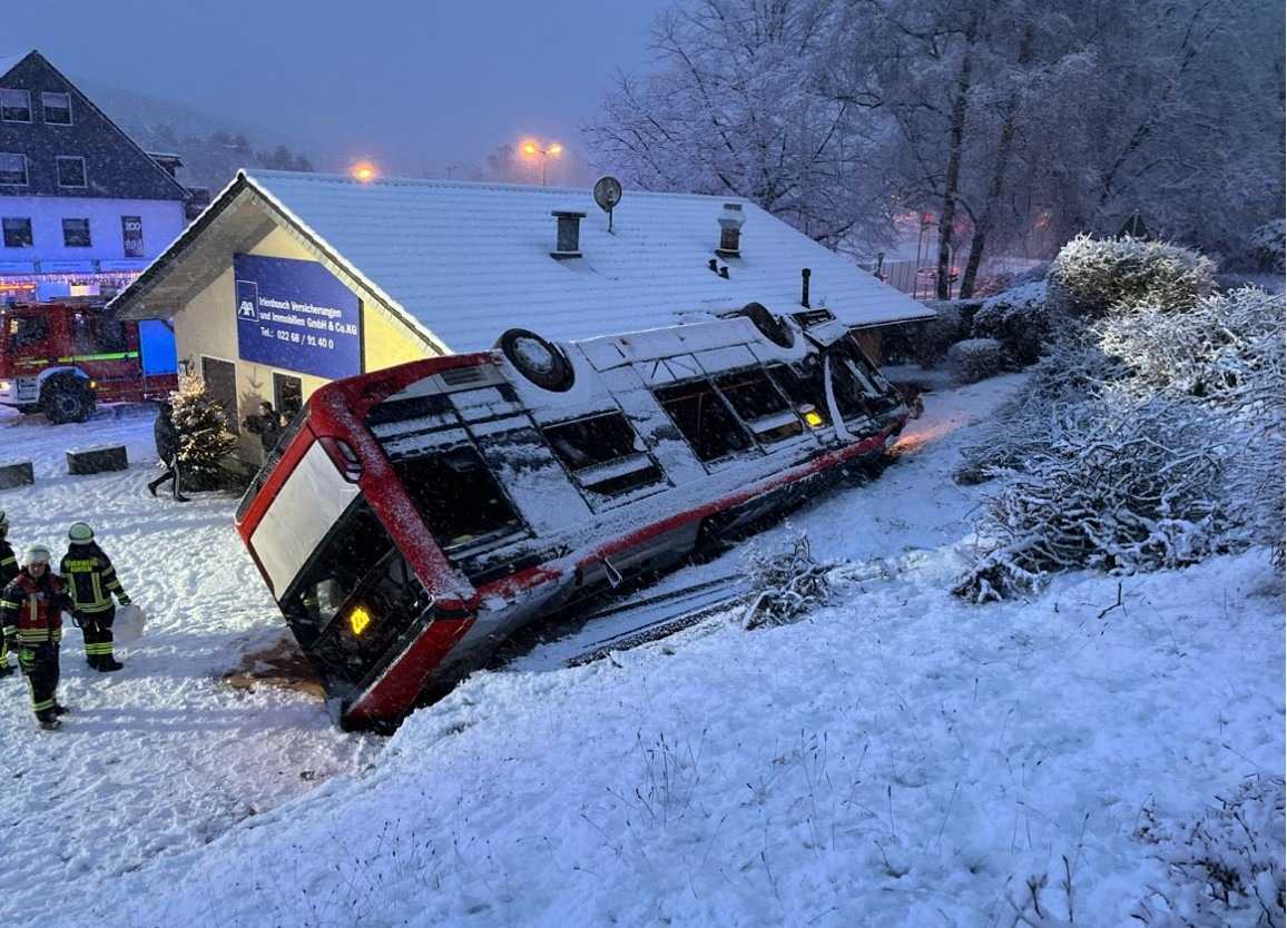 Prevrnuti autobus/ Foto: Polizei Kürten