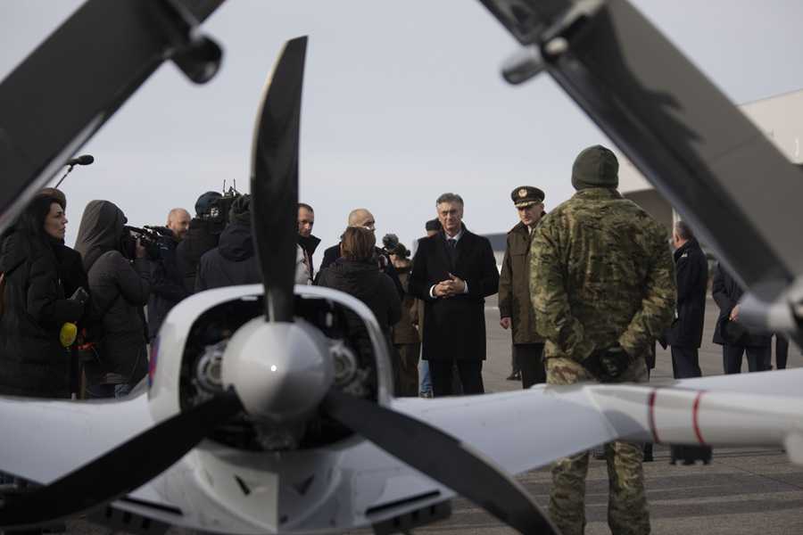 Obilazak nove opreme Hrvatskog zrakoplovstva u Vojarni "Pukovnik Marko Živković" / Foto: Hina