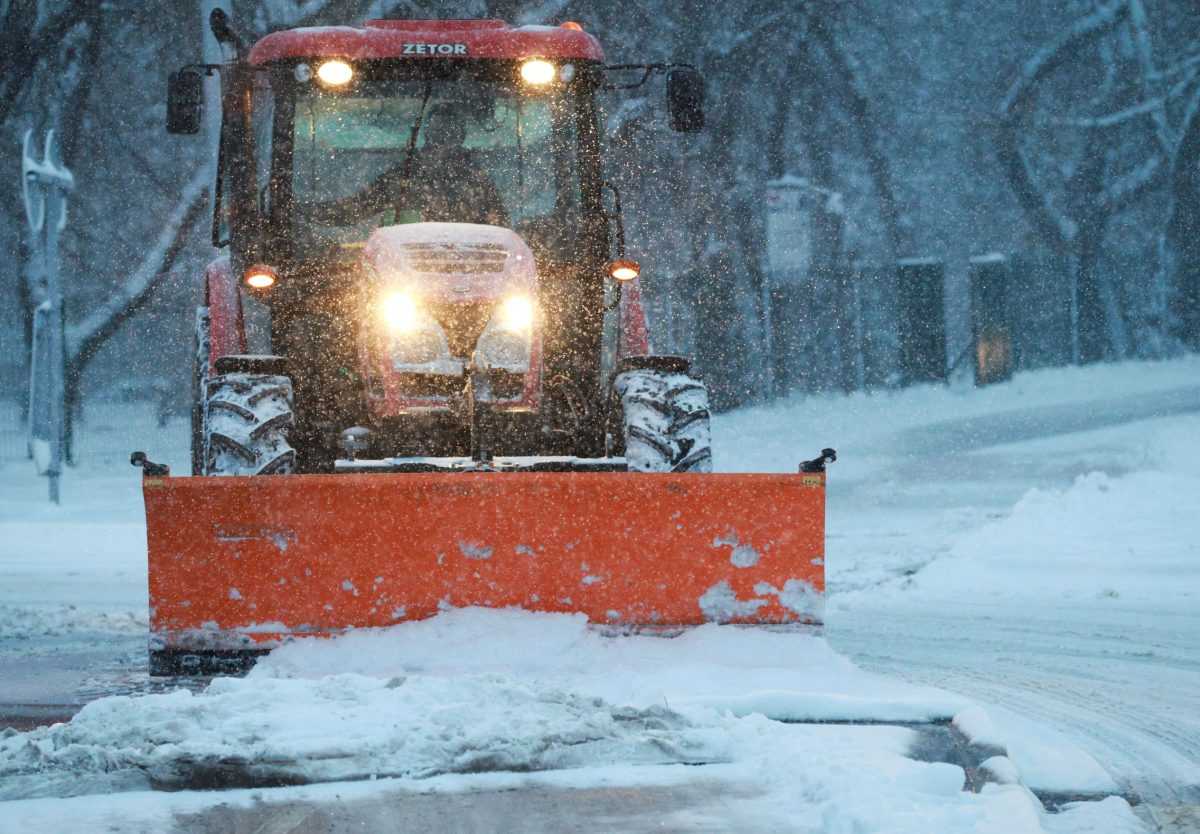 Ralica čisti snijeg/ Foto: Hina
