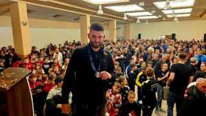 VATRENI DOČEK SEKULIĆU U ORIOVCU: Mjesto od 1.500 stanovnika postalo najtrofejnije u Hrvatskoj VATRENI DOČEK SEKULIĆU U ORIOVCU: Mjesto od 1.500 stanovnika postalo najtrofejnije u Hrvatskoj