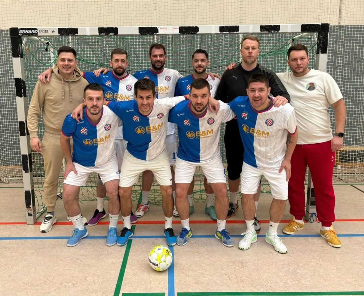 Prvi s lijeve strane je Denis Bajić, a prvi s desne strane u crvenoj trenirci je Blažen Jakovljević / Foto: Fenix (A.Terzić)