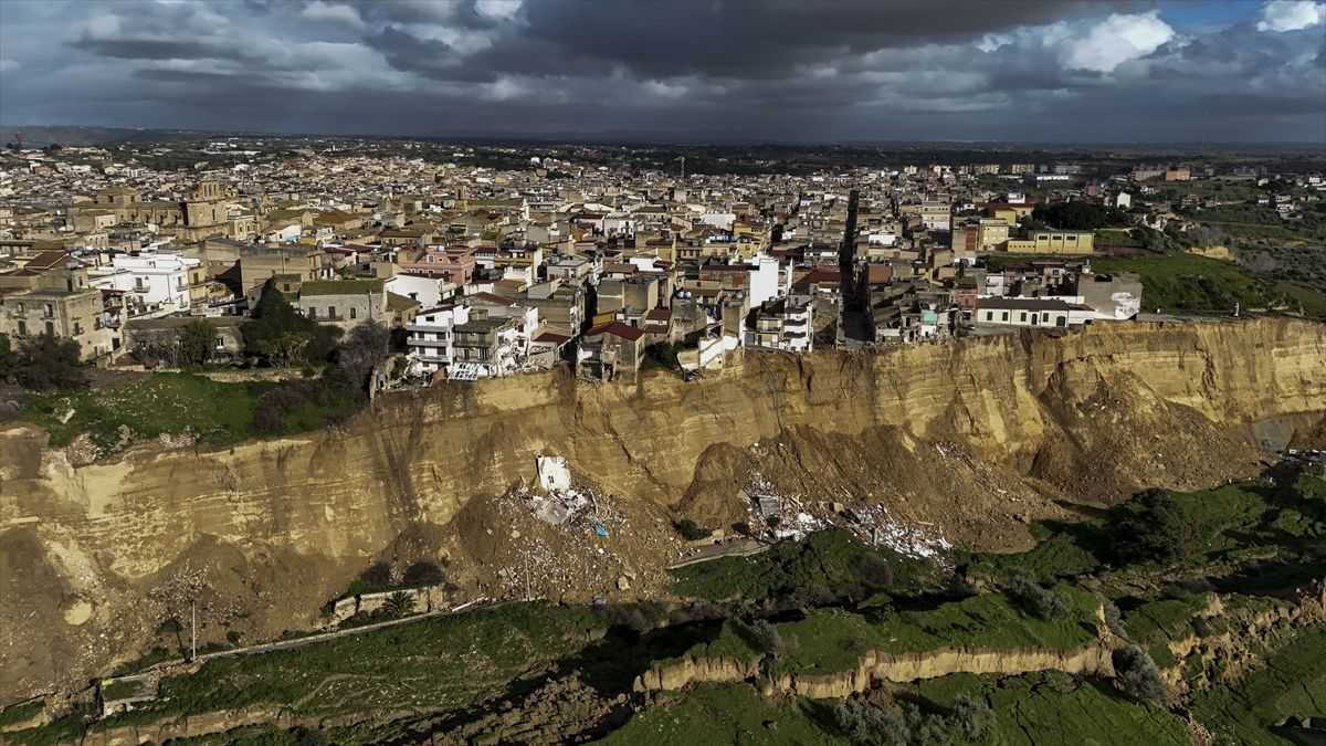 GORKA SUDBINA: Zbog klizište u Niscemi na Siciliji stanovnici napuštaju svoje domove