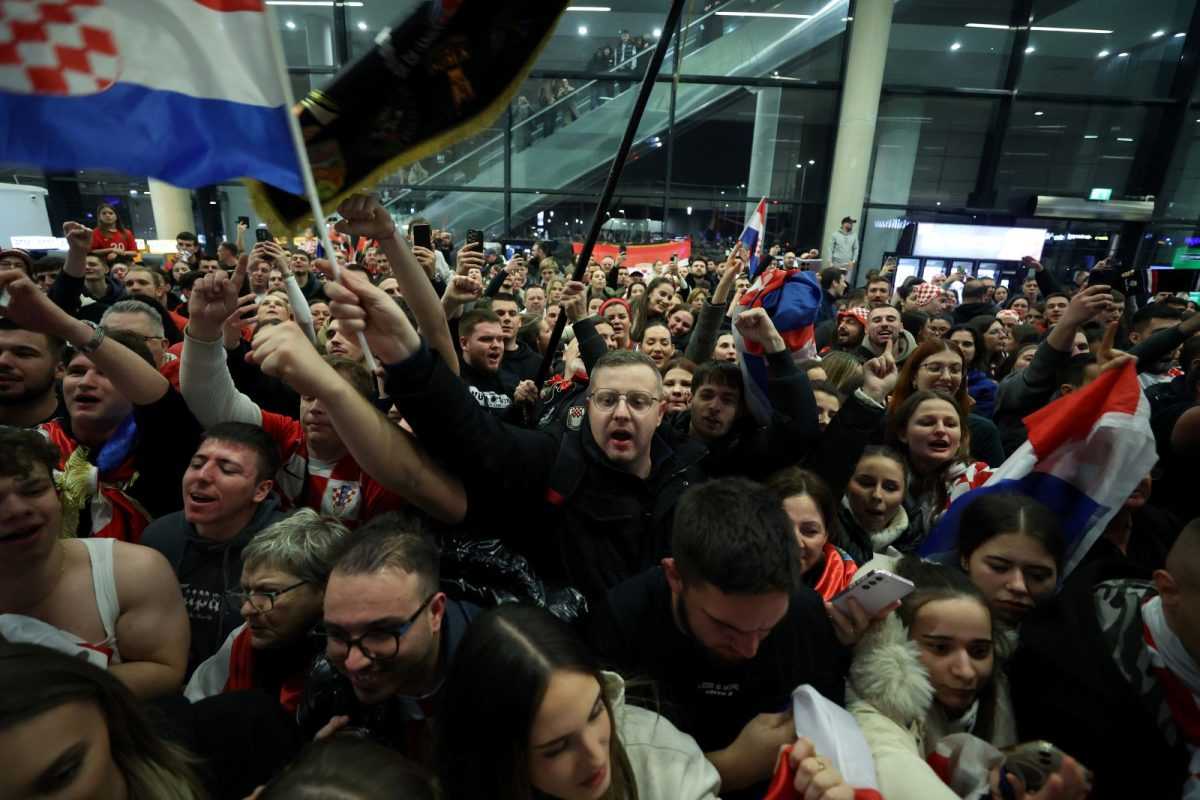 RUKOMETAŠI SE VRATILI U HRVATSKU: Oko 3 ujutro igrači su dočekani ovacijama uz pjesmu "Ako ne znaš šta je bilo". RUKOMETAŠI SE VRATILI U HRVATSKU: Oko 3 ujutro igrači su dočekani ovacijama uz pjesmu "Ako ne znaš šta je bilo".