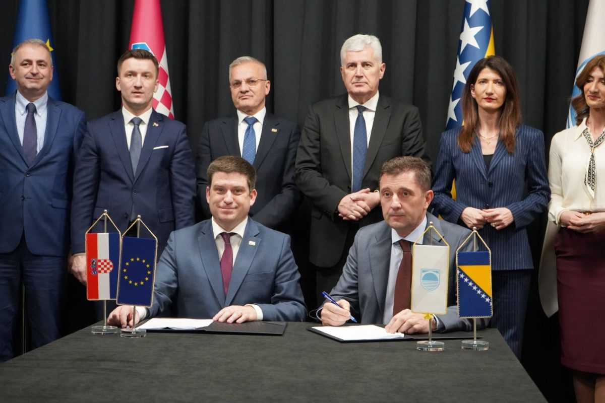 POTPISAN SPORAZUM O DODJELI SREDSTAVA VLADE RH, ZASTUPNICA FILIPOVIĆ: Ulaganja u Zračnu luku Mostar stvaraju preduvjete za snažnije povezivanje s Europom Potpisivanje Sporazuma / Foto: HNS