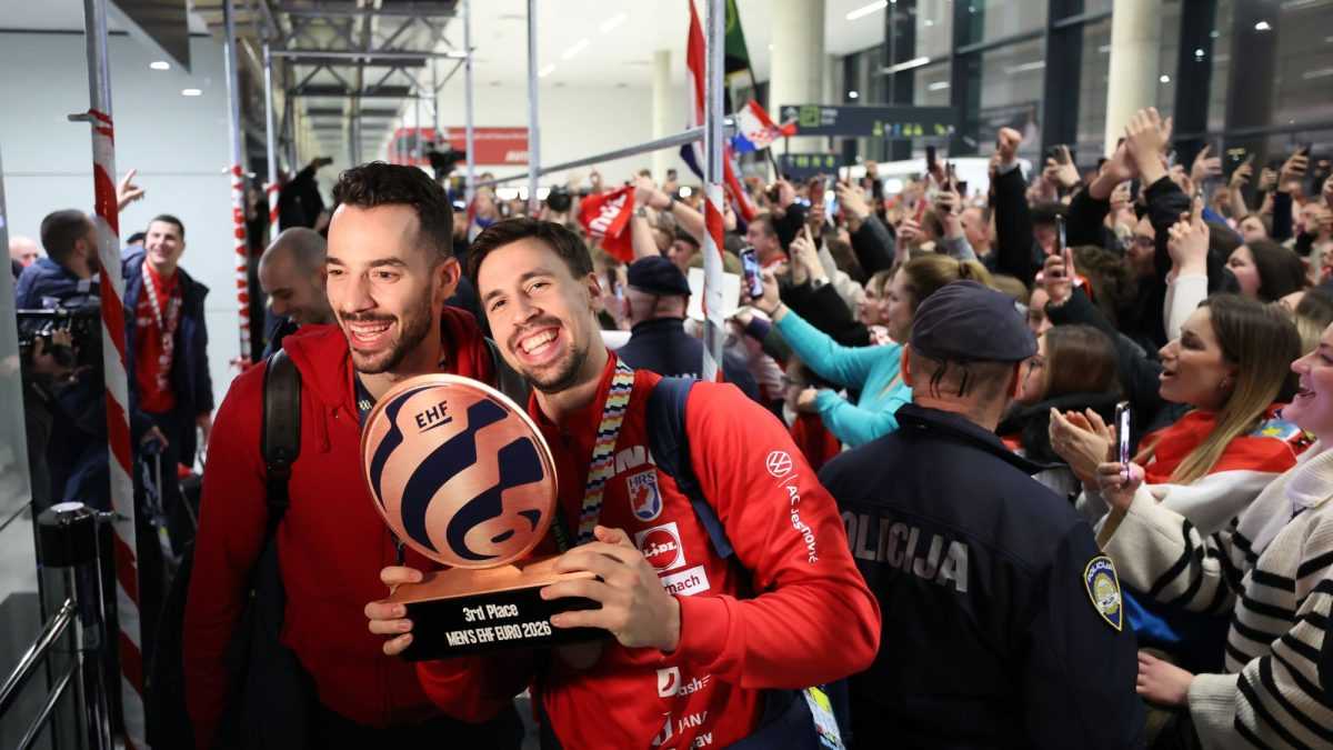 RUKOMETAŠI SE VRATILI U HRVATSKU: Oko 3 ujutro igrači su dočekani ovacijama uz pjesmu "Ako ne znaš šta je bilo". RUKOMETAŠI SE VRATILI U HRVATSKU: Oko 3 ujutro igrači su dočekani ovacijama uz pjesmu "Ako ne znaš šta je bilo".