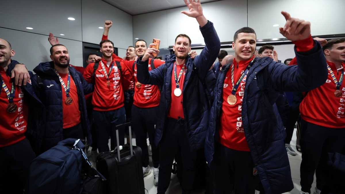 RUKOMETAŠI SE VRATILI U HRVATSKU: Oko 3 ujutro igrači su dočekani ovacijama uz pjesmu "Ako ne znaš šta je bilo". RUKOMETAŠI SE VRATILI U HRVATSKU: Oko 3 ujutro igrači su dočekani ovacijama uz pjesmu "Ako ne znaš šta je bilo".