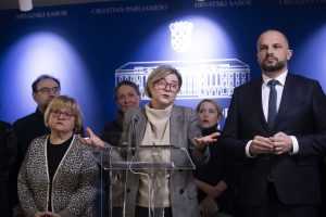 Anka Mrak-Taritaš, Sandra Benčić i Siniša Hajdaš Dončić / Foto: Hina