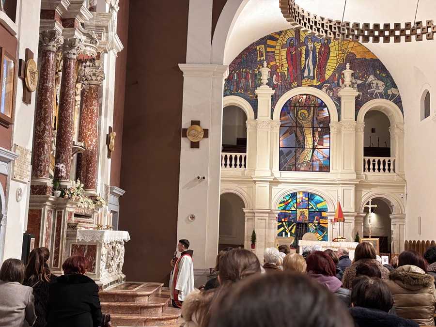 POBOŽNOST KOJA NE BLIJEDI: Sinjani i hodočasnici proslavili blagdan blaženog Stepinca Stepinčevo u Sinju / Foto: Fenix (SIM)