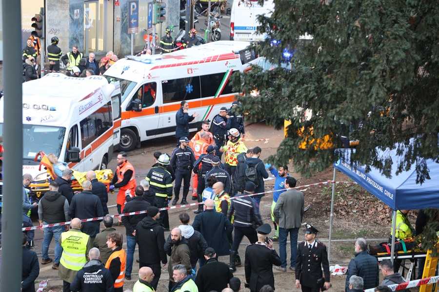 TRAGEDIJA U CENTRU MILANA: U iskliznuću prenatrpanog tramvaja život izgubile dvije osobe Tramvaj iskočio iz tračnica u Milanu / Foto: Anadolu