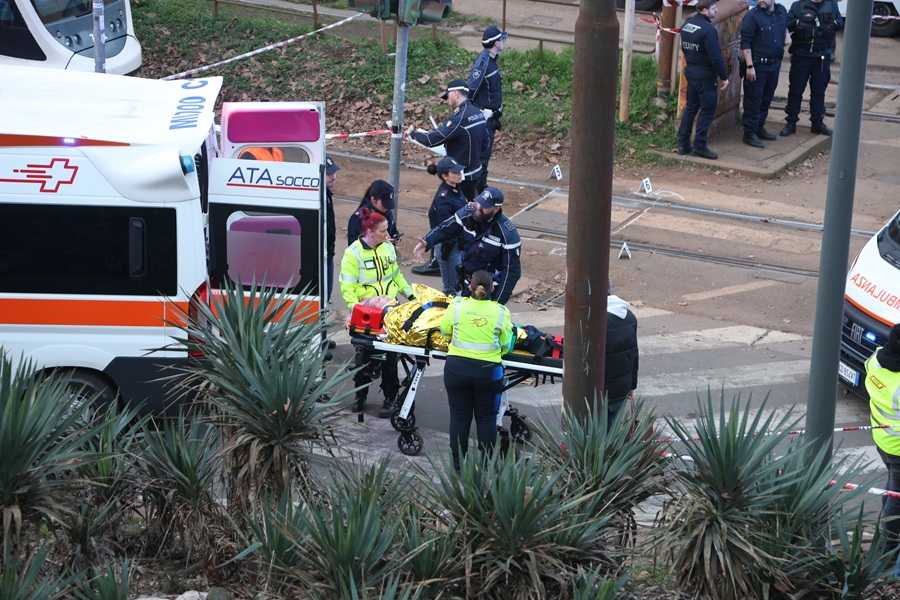 TRAGEDIJA U CENTRU MILANA: U iskliznuću prenatrpanog tramvaja život izgubile dvije osobe Tramvaj iskočio iz tračnica u Milanu / Foto: Anadolu