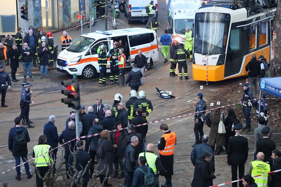 TRAGEDIJA U CENTRU MILANA: U iskliznuću prenatrpanog tramvaja život izgubile dvije osobe Tramvaj iskočio iz tračnica u Milanu / Foto: Anadolu