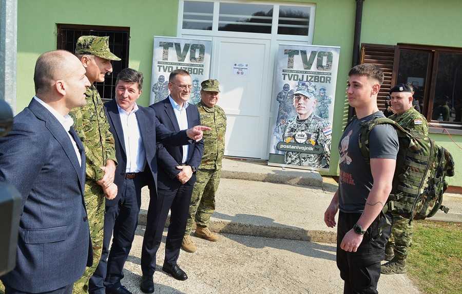 ODAZVALI SE POZIVU DOMOVINE: Ministar Anušić i general Kundid dočekali prve ročnike Dolazak prvih ročnika u Vojni poligon "Eugen Kvaternik" / Foto: Hina