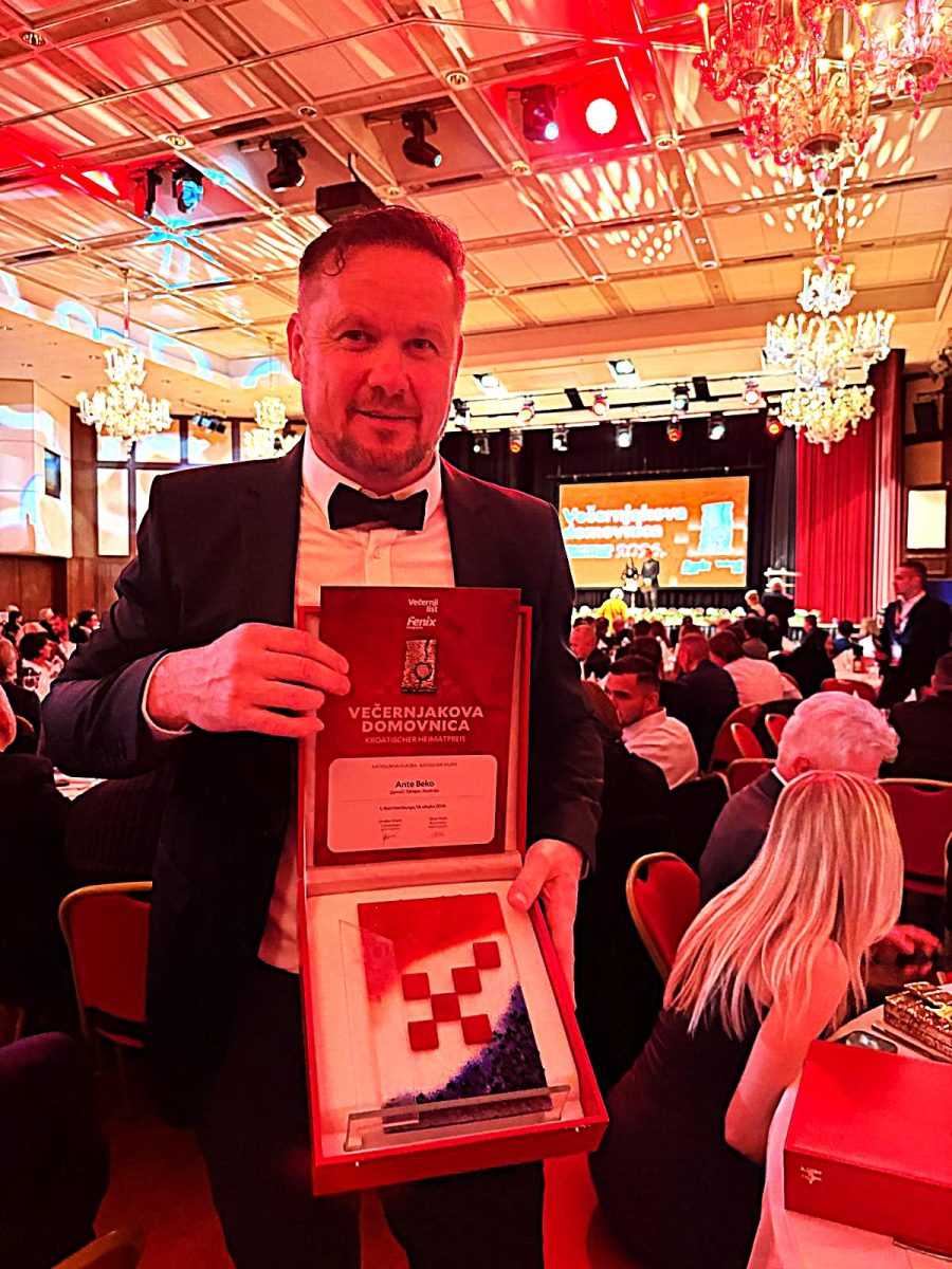 Andrej Beko s Večernjakovom domovnicom / Foto: ( Anto Beko-privatni arhiv)