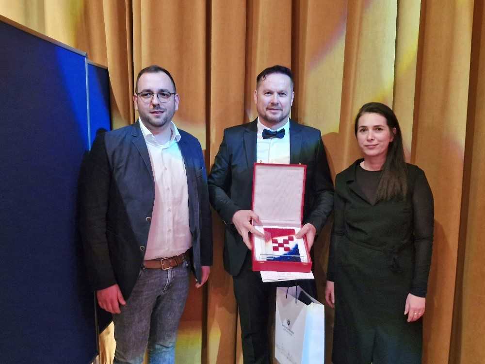 ČETIRI VEČERNJAKOVE DOMOVNICE OTIŠLE U AUSTRIJU: Za Klarića Večernjakova domovnica “brend u brendu, jedinstvena priča”, a za Puđu “Hrvatska u malom” u Bad Homburgu ČETIRI VEČERNJAKOVE DOMOVNICE OTIŠLE U AUSTRIJU: Za Klarića Večernjakova domovnica “brend u brendu, jedinstvena priča”, a za Puđu “Hrvatska u malom” u Bad Homburgu