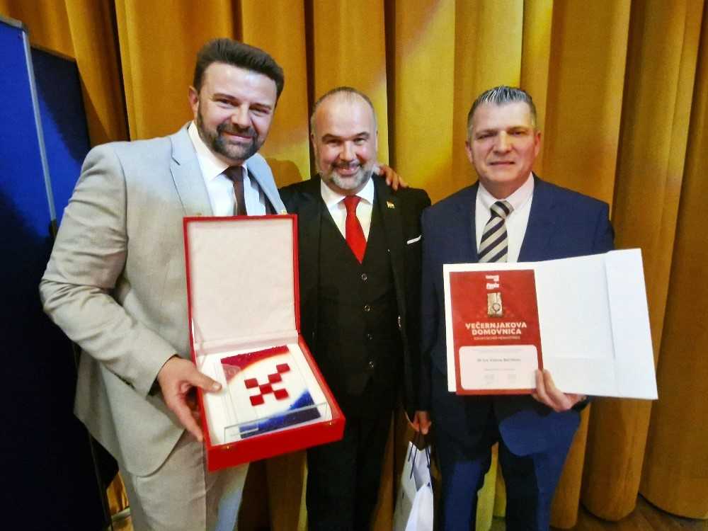 ČETIRI VEČERNJAKOVE DOMOVNICE OTIŠLE U AUSTRIJU: Za Klarića Večernjakova domovnica “brend u brendu, jedinstvena priča”, a za Puđu “Hrvatska u malom” u Bad Homburgu ČETIRI VEČERNJAKOVE DOMOVNICE OTIŠLE U AUSTRIJU: Za Klarića Večernjakova domovnica “brend u brendu, jedinstvena priča”, a za Puđu “Hrvatska u malom” u Bad Homburgu