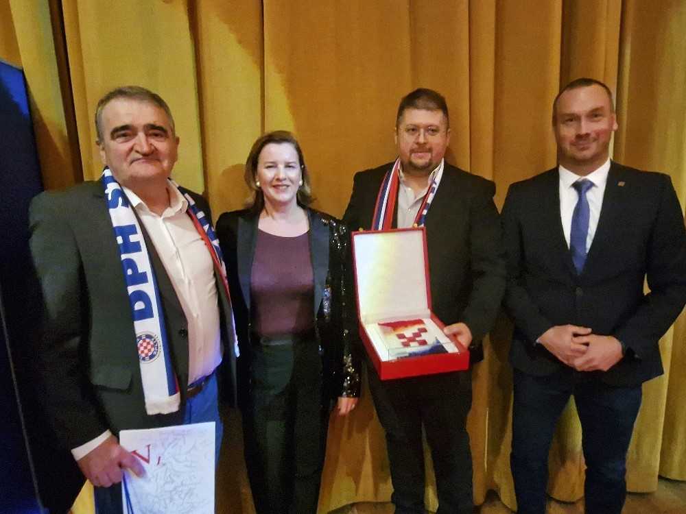 ČETIRI VEČERNJAKOVE DOMOVNICE OTIŠLE U AUSTRIJU: Za Klarića Večernjakova domovnica “brend u brendu, jedinstvena priča”, a za Puđu “Hrvatska u malom” u Bad Homburgu ČETIRI VEČERNJAKOVE DOMOVNICE OTIŠLE U AUSTRIJU: Za Klarića Večernjakova domovnica “brend u brendu, jedinstvena priča”, a za Puđu “Hrvatska u malom” u Bad Homburgu