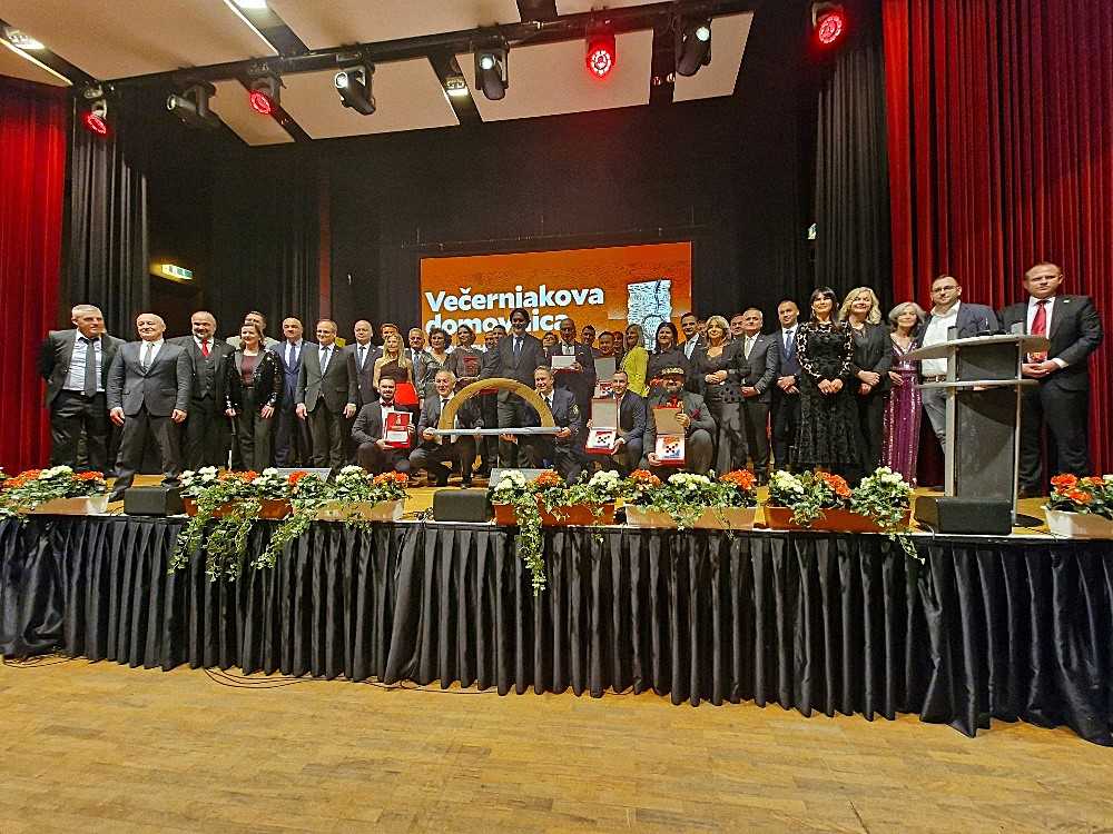 ČETIRI VEČERNJAKOVE DOMOVNICE OTIŠLE U AUSTRIJU: Za Klarića Večernjakova domovnica “brend u brendu, jedinstvena priča”, a za Puđu “Hrvatska u malom” u Bad Homburgu ČETIRI VEČERNJAKOVE DOMOVNICE OTIŠLE U AUSTRIJU: Za Klarića Večernjakova domovnica “brend u brendu, jedinstvena priča”, a za Puđu “Hrvatska u malom” u Bad Homburgu