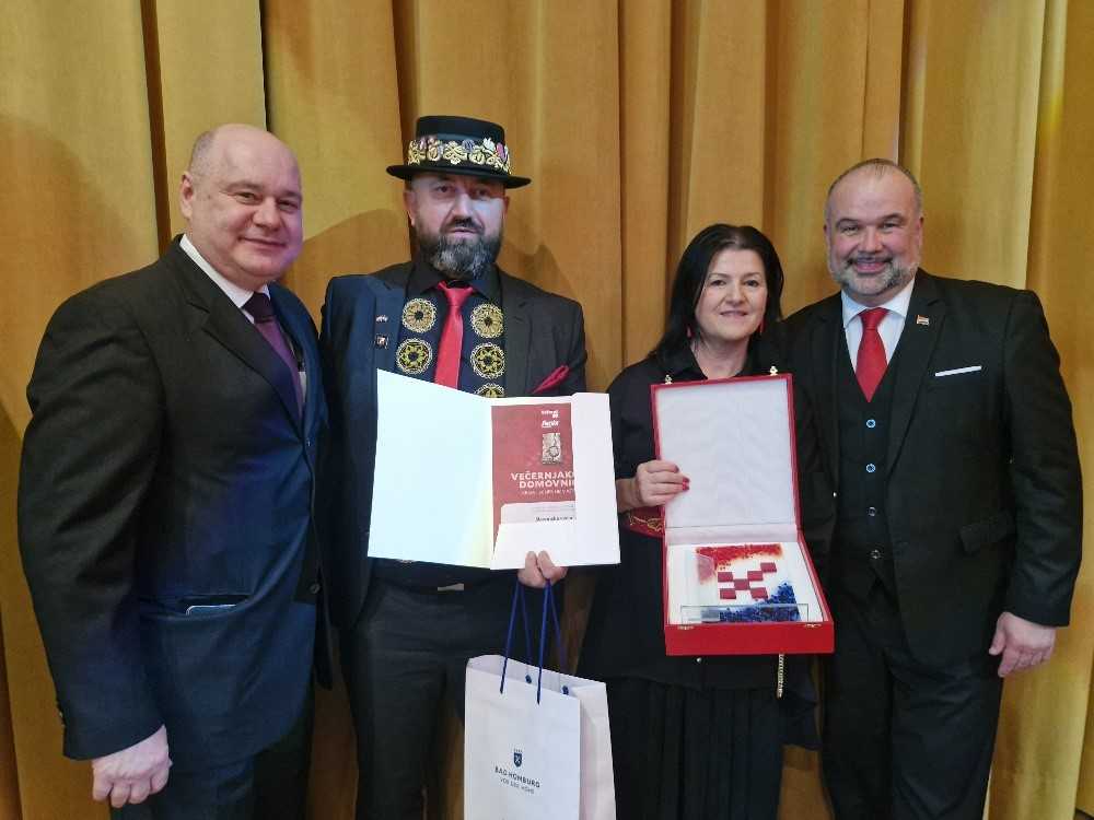 ČETIRI VEČERNJAKOVE DOMOVNICE OTIŠLE U AUSTRIJU: Za Klarića Večernjakova domovnica “brend u brendu, jedinstvena priča”, a za Puđu “Hrvatska u malom” u Bad Homburgu ČETIRI VEČERNJAKOVE DOMOVNICE OTIŠLE U AUSTRIJU: Za Klarića Večernjakova domovnica “brend u brendu, jedinstvena priča”, a za Puđu “Hrvatska u malom” u Bad Homburgu