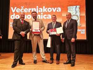 Predaja Večernjakove domovnice na pozornici