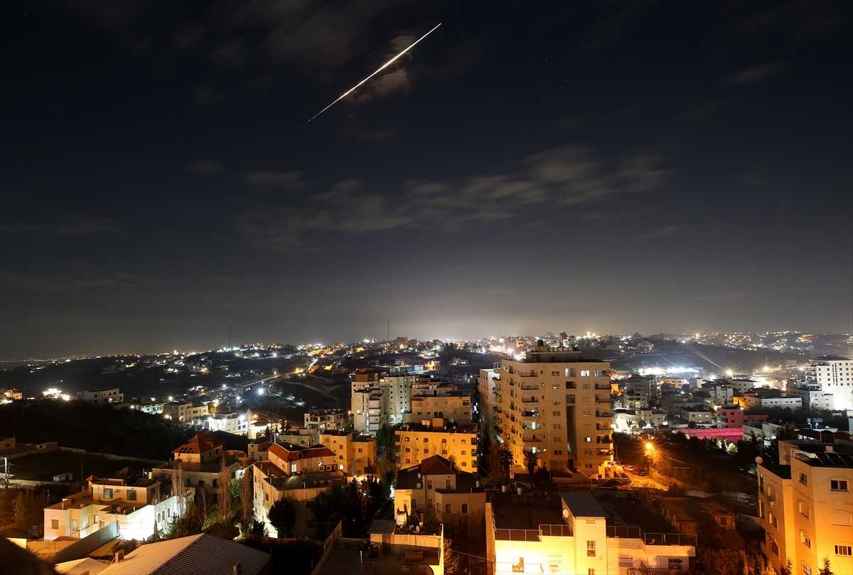 VATRENA KUGLA IZNAD TEHERANA: Izrael gađao iranske rezervoare za skladištenje nafte, Iran napao klaster raketama izraelske gradove