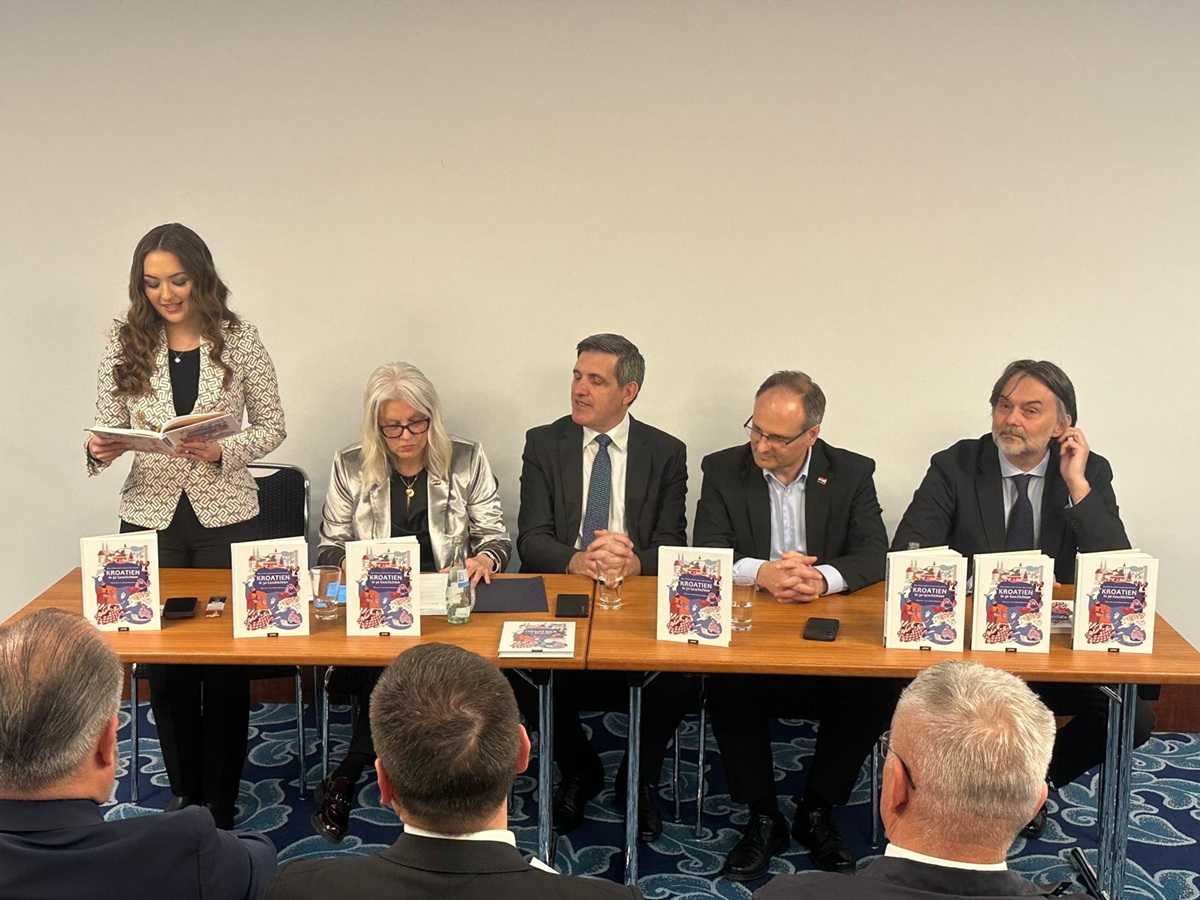 VELIKI INTERES U BAD HOMBURGU: Predstavljeno njemačko izdanje bestselera „Hrvatska u 30 priča“ Predstavkjanje knjige Hrvatska u 30 priča / Foto: Fenix (SIM)
