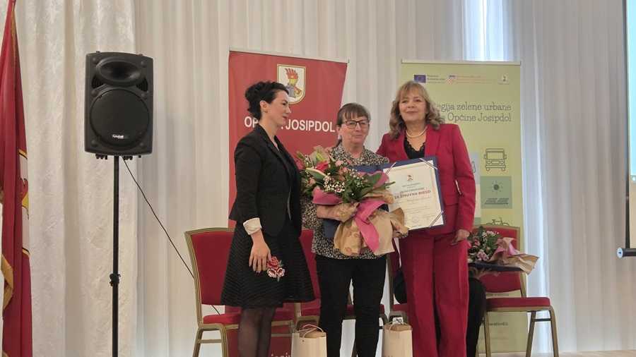 POSTHUMANI PRIZNANJE ZA IVANA MIHALJEVIĆA BARAKA: Glas koji se čuo diljem Europe, bio je poveznica domovinske i iseljene Hrvatske . Priznanje za životno djelo uručeno je sestri Ireni Mihaljević, u sredini.