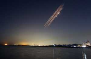 RAT SVE PRLJAVIJI: Iran je koristio kazetne rakete u napadu na Tel Aviv - sirene za uzbunu i u Kuvajtu