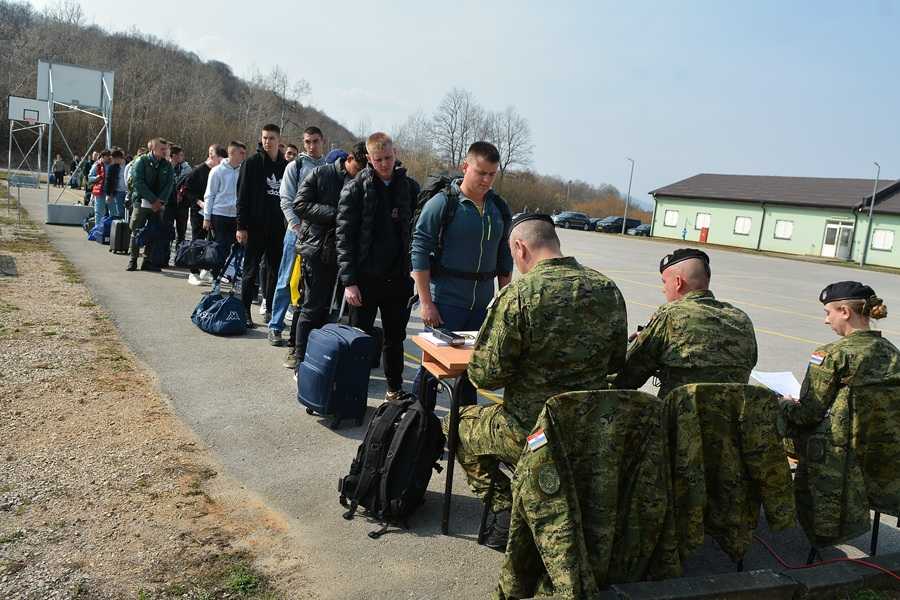 Dolazak prvih ročnika u Vojni poligon "Eugen Kvaternik" / Foto: Hina