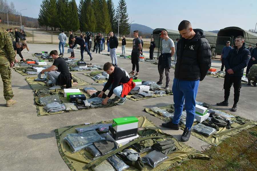 ODAZVALI SE POZIVU DOMOVINE: Ministar Anušić i general Kundid dočekali prve ročnike Dolazak prvih ročnika u Vojni poligon "Eugen Kvaternik" / Foto: Hina