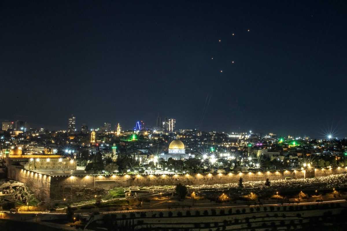 IRAN RAKETIRAO ZAPADNI JERUZALEM: Ubijeno najmanje 8 Izraelaca, 27 je ozlijeđeno a za nekolicinom se još traga IRAN RAKETIRAO ZAPADNI JERUZALEM: Ubijeno najmanje 8 Izraelaca, 27 je ozlijeđeno a za nekolicinom se još traga