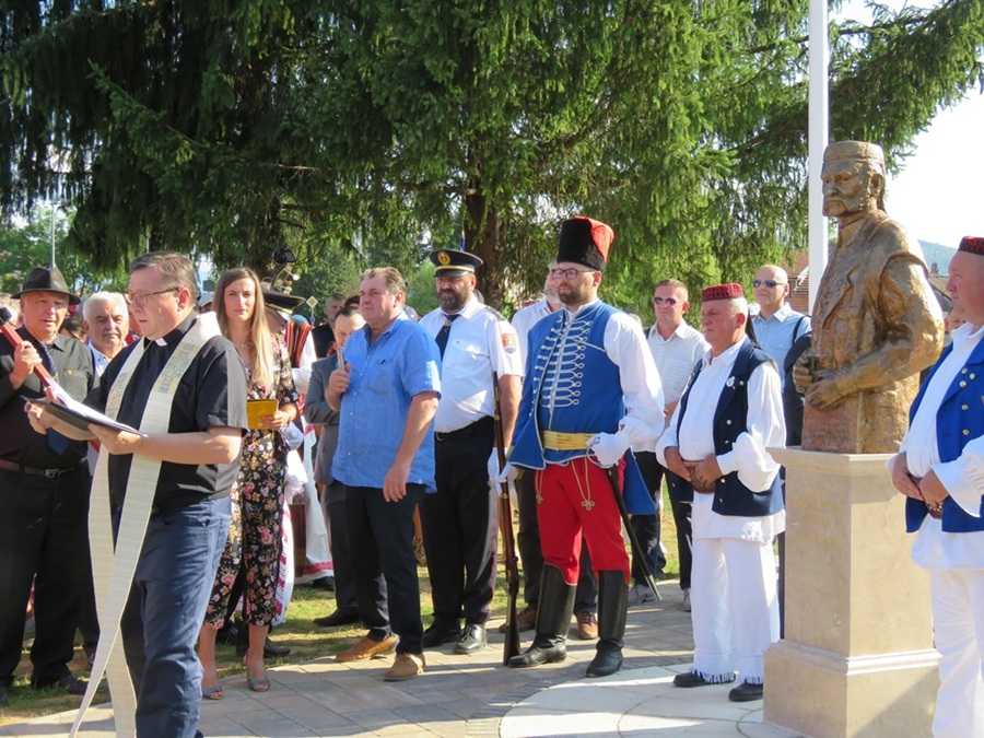 POSTHUMANI PRIZNANJE ZA IVANA MIHALJEVIĆA BARAKA: Glas koji se čuo diljem Europe, bio je poveznica domovinske i iseljene Hrvatske . U narodnoj nošnji, koja je bila predložak za spomenik