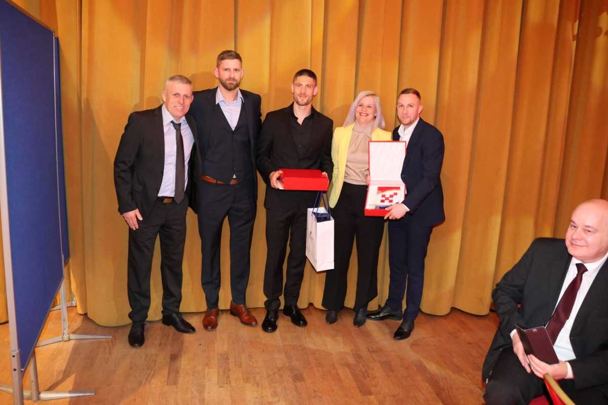 OSJETILA SE SNAGA ISELJENIŠTVA: Zlatko Dalić i Andrej Kramarić među brojnim poznatim osobama na Večernjakovoj domovnici OSJETILA SE SNAGA ISELJENIŠTVA: Zlatko Dalić i Andrej Kramarić među brojnim poznatim osobama na Večernjakovoj domovnici