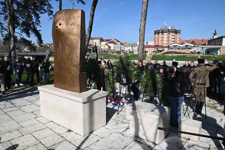 SJEĆANJE NA DARKA, VLADU I IVICU: Obilježena godišnjica stradavanja HOS-ovaca u Vinkovcima Obilježen Dan postrojbe 1. samostalne bojne HOS-a Marijan Baotić / Foto: Hina