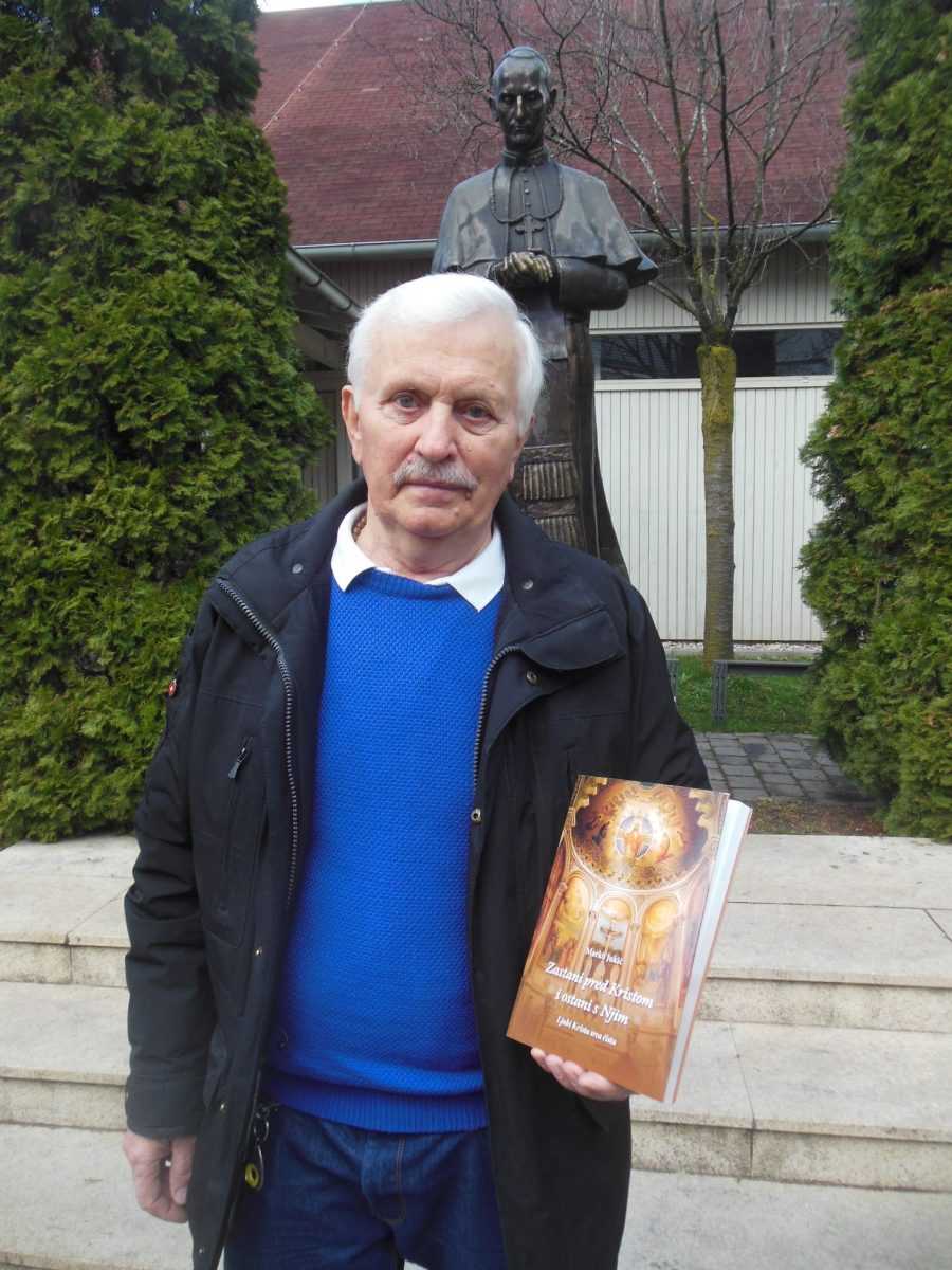 MÜNCHEN: Nova knjiga Marka Jukića Na slici Marko Jukić sa svojom novom knjigom pred kipom Bl. Alojzija Stepinca u HKŽ München / Foto: Fra Jozo Župić