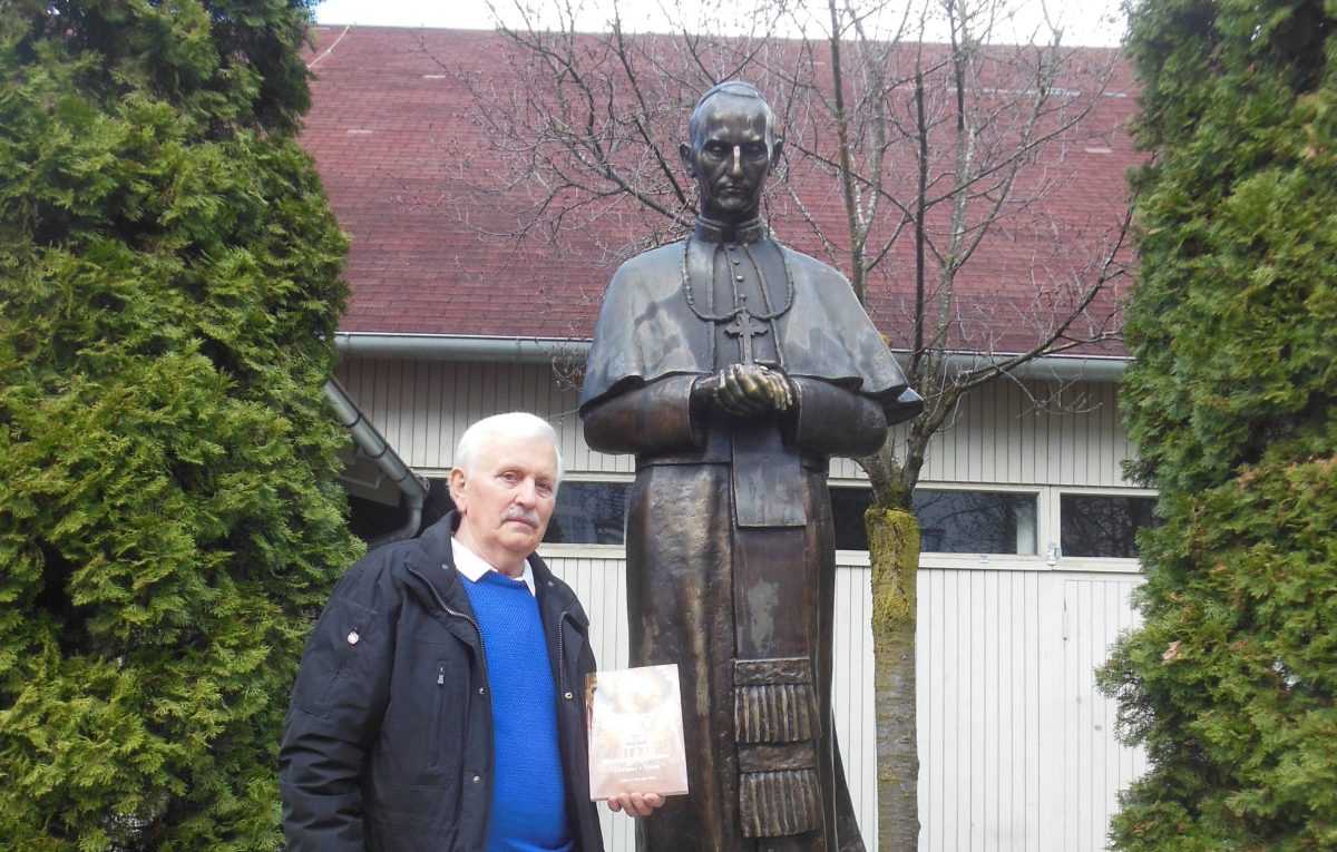 Na slici Marko Jukić sa svojom novom knjigom pred kipom Bl. Alojzija Stepinca u HKŽ München / Foto: Fra Jozo Župić