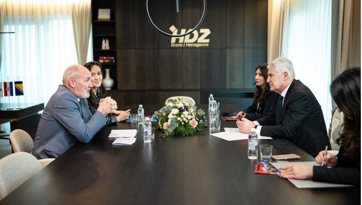 ČOVIĆ UGOSTIO VELEPOSLANIKA: Snažna potpora Švicarske reformama, europskom putu BiH i razvojnim projektima BiH Sastanak Dragana Čovića i veleposlanika Švicarske u BiH, Nj. E. Gabrielea Derighettija/ Foto: HDZ BiH
