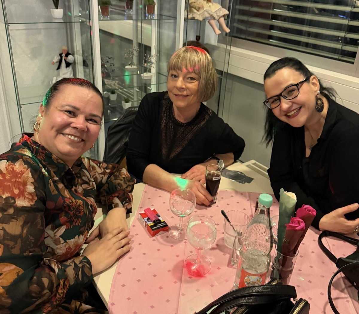 DAN ŽENA U STUTTGARTU: Udruga Srce Vatreno okupila brojne goste uz pjesmu i domaće specijalitete DAN ŽENA U STUTTGARTU: Udruga Srce Vatreno okupila brojne goste uz pjesmu i domaće specijalitete