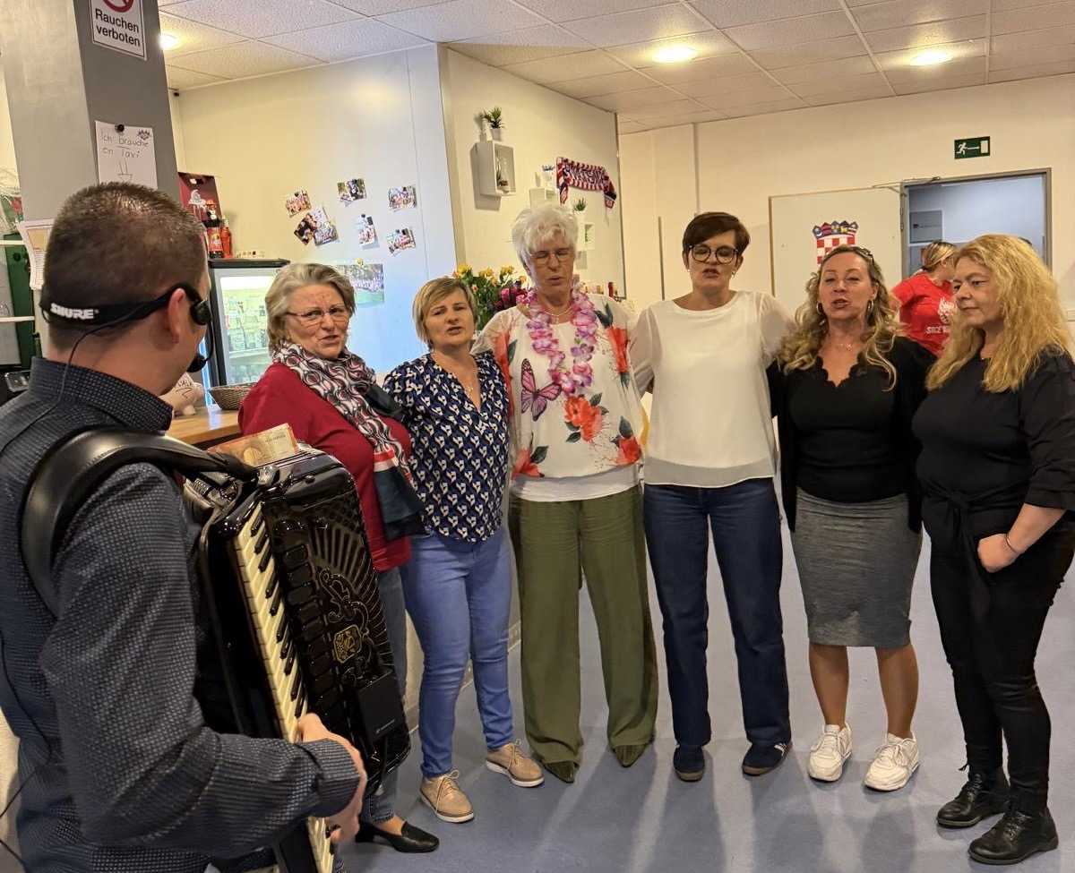 DAN ŽENA U STUTTGARTU: Udruga Srce Vatreno okupila brojne goste uz pjesmu i domaće specijalitete DAN ŽENA U STUTTGARTU: Udruga Srce Vatreno okupila brojne goste uz pjesmu i domaće specijalitete