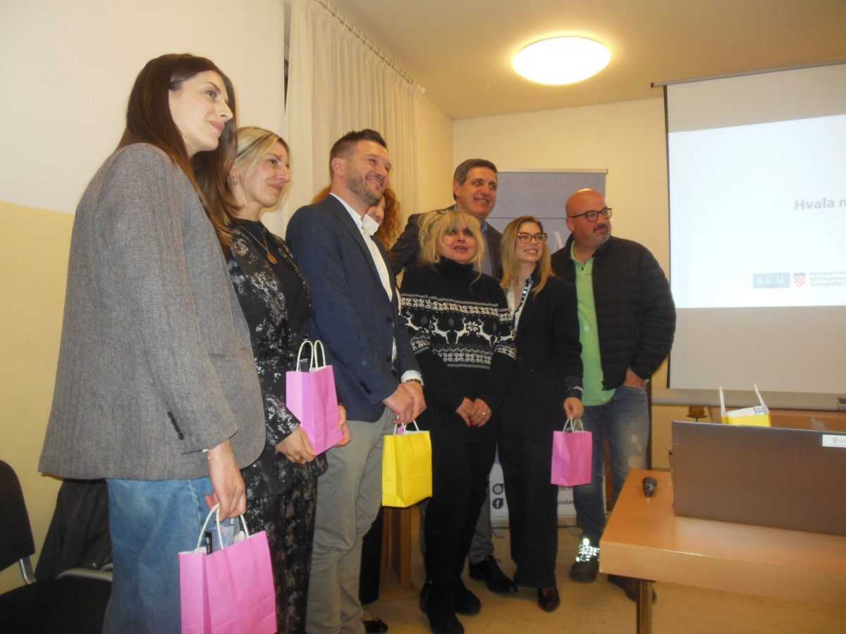 Tribina u HKŽ München / Foto: Fra Jozo Župić