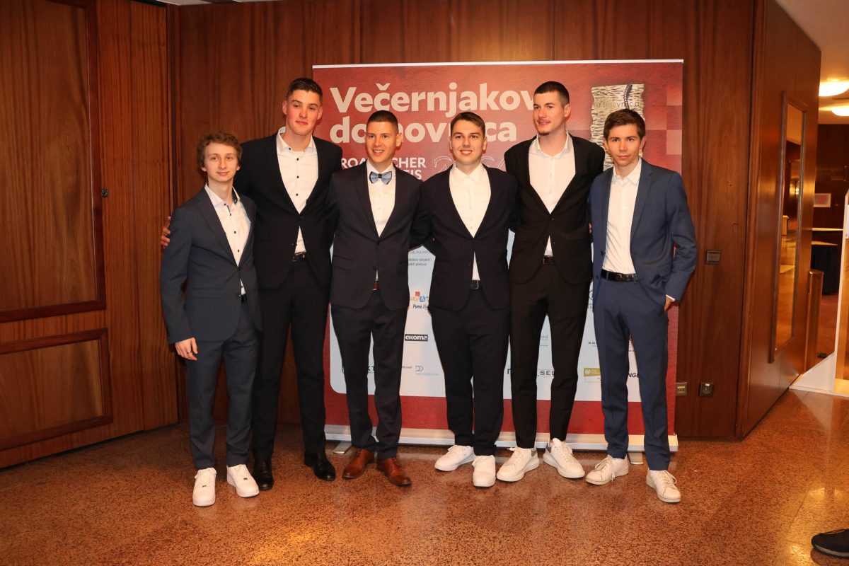 OSJETILA SE SNAGA ISELJENIŠTVA: Zlatko Dalić i Andrej Kramarić među brojnim poznatim osobama na Večernjakovoj domovnici OSJETILA SE SNAGA ISELJENIŠTVA: Zlatko Dalić i Andrej Kramarić među brojnim poznatim osobama na Večernjakovoj domovnici