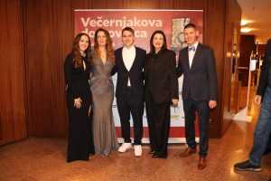 OSJETILA SE SNAGA ISELJENIŠTVA: Zlatko Dalić i Andrej Kramarić među brojnim poznatim osobama na Večernjakovoj domovnici OSJETILA SE SNAGA ISELJENIŠTVA: Zlatko Dalić i Andrej Kramarić među brojnim poznatim osobama na Večernjakovoj domovnici