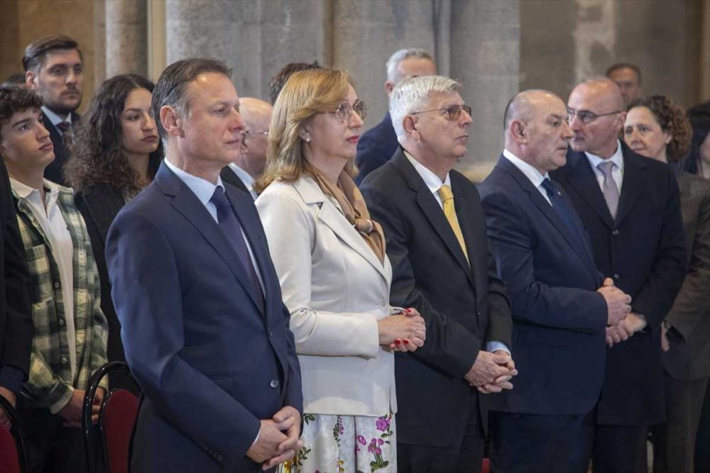 SNAŽNE PORUKE: Uskrsne mise održane širom regije, pozivi na mir, dostojanstvo i borbu protiv nasilja SNAŽNE PORUKE: Uskrsne mise održane širom regije, pozivi na mir, dostojanstvo i borbu protiv nasilja